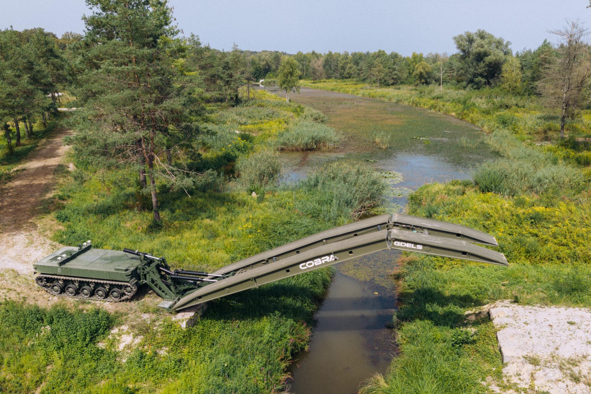 Rheinmetall's Komodo combat robot learns to deploy bridges: Test results