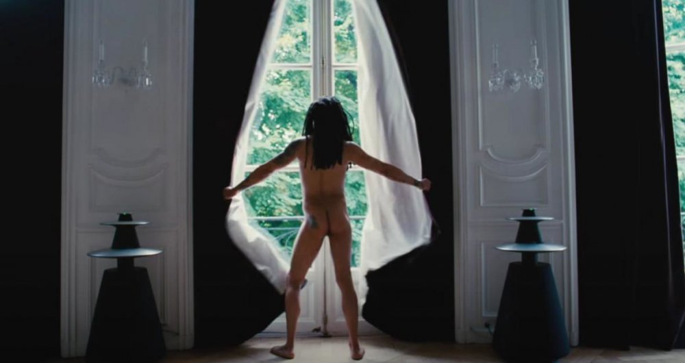 Naked Lenny Kravitz shows his 59-year-old body in music video directed by a Ukrainian