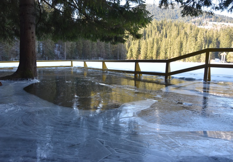 Carpathian most famous lake overflows and freezes: Stunning photos revealed