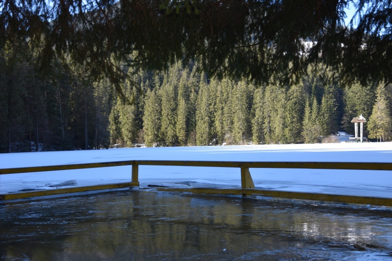 Carpathian most famous lake overflows and freezes: Stunning photos revealed