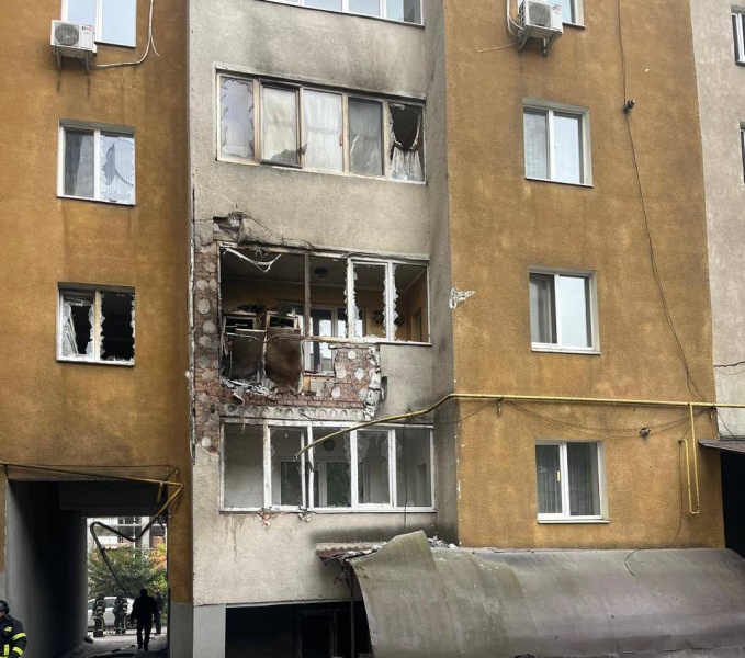 Russia strikes high-rise apartment building in Ukraine's Khmelnytskyi