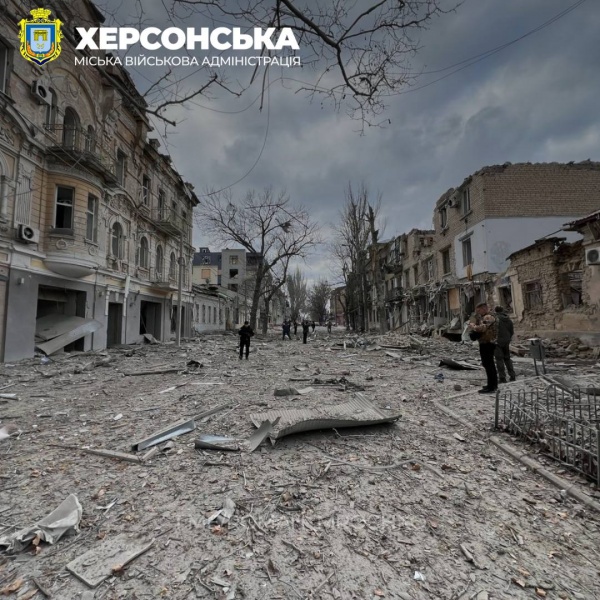 Russians launch airstrike on Kherson downtown: Casualties and destruction reported