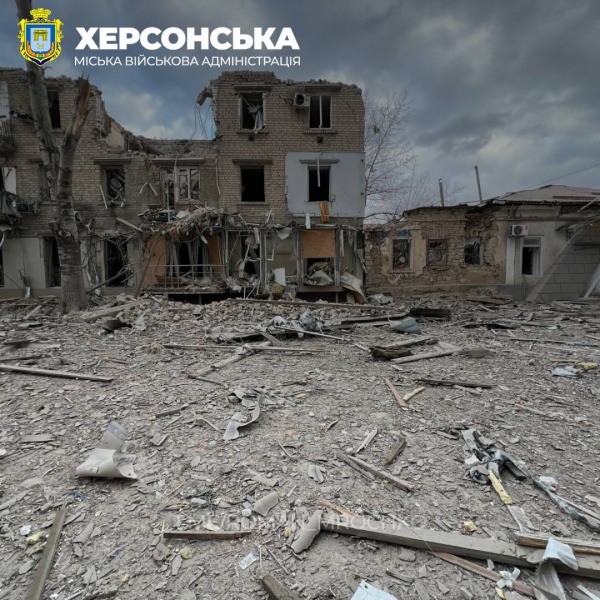 Russians launch airstrike on Kherson downtown: Casualties and destruction reported