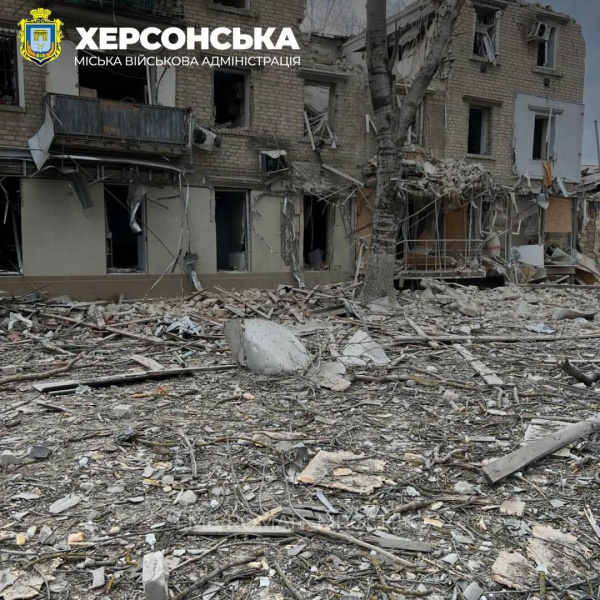 Russians launch airstrike on Kherson downtown: Casualties and destruction reported