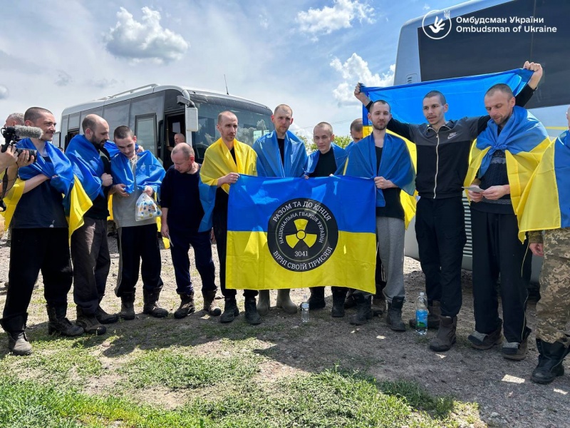 Ukraine returns 71 defenders and 4 civilians from Russian captivity