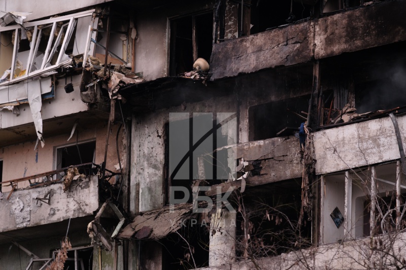 Russia massively strikes Kyiv: Apartments destroyed, heat disruptions, and casualties reported