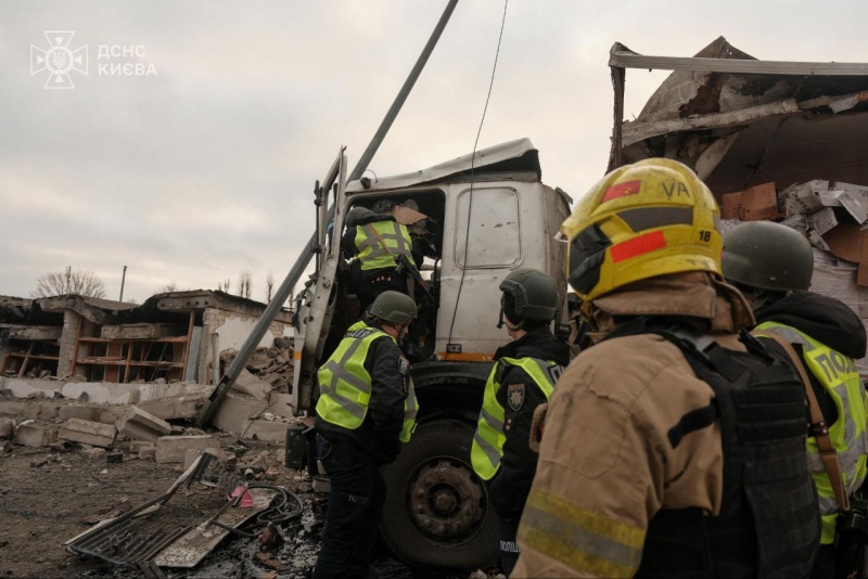 Massive crater appeared on the scene: Photos show Kyiv after Russian strike