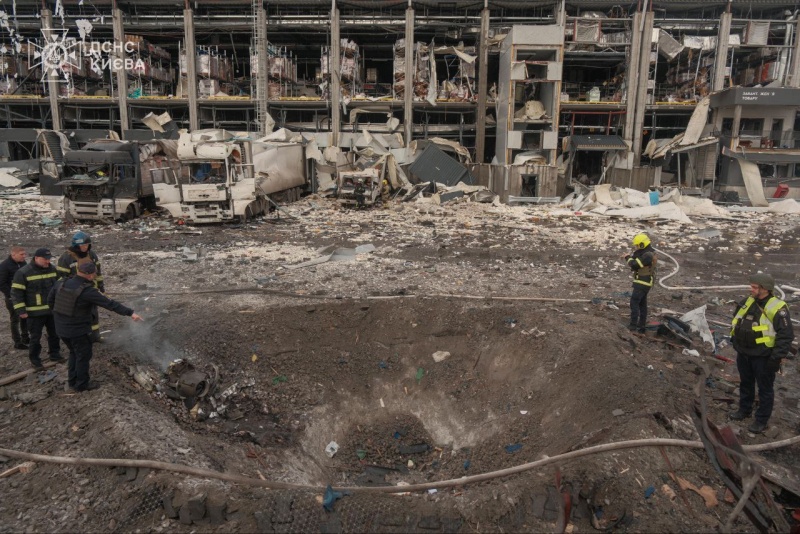 Massive crater appeared on the scene: Photos show Kyiv after Russian strike