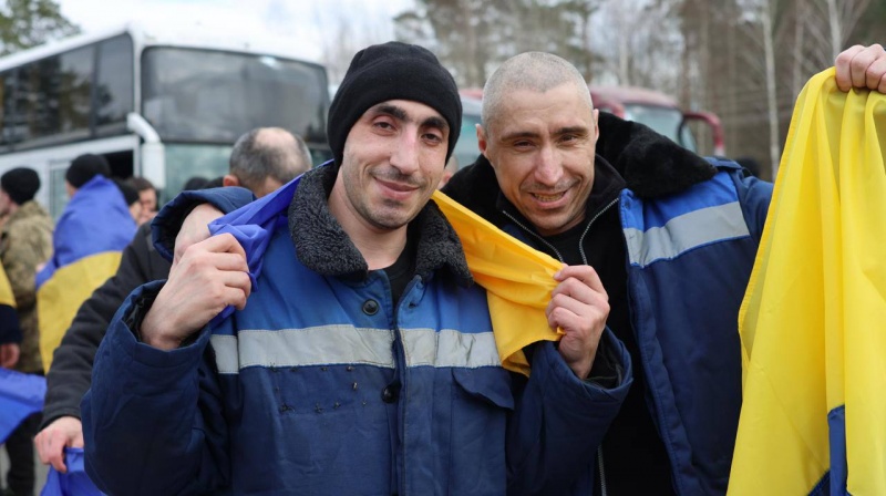 Ukraine brings home 300 more defenders from Russian captivity