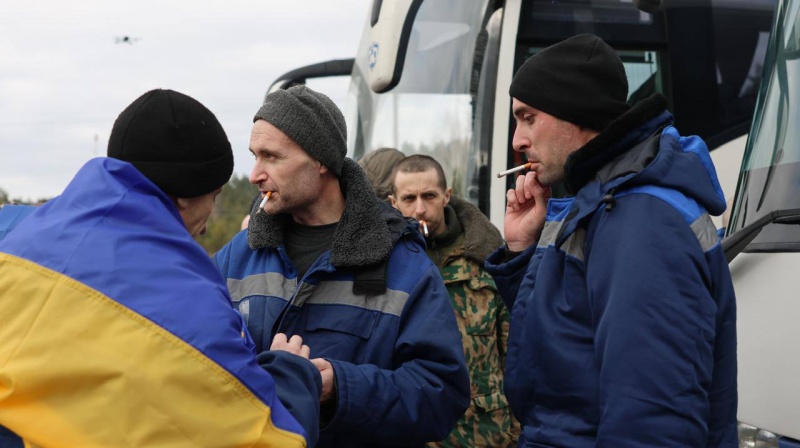 Ukraine brings home 300 more defenders from Russian captivity