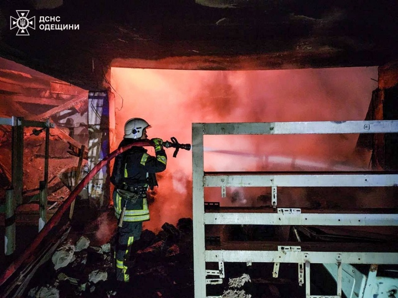 Russia massively strikes Ukraine's Odesa region: Port and warehouses on fire