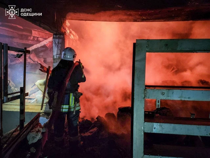 Russia massively strikes Ukraine's Odesa region: Port and warehouses on fire