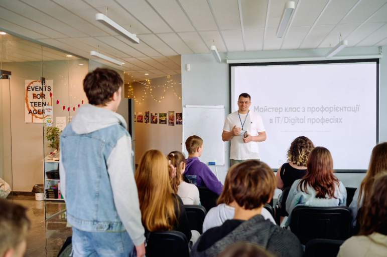 Andrii Matiukha and Favbet Foundation initiated an IT workshop for teenagers