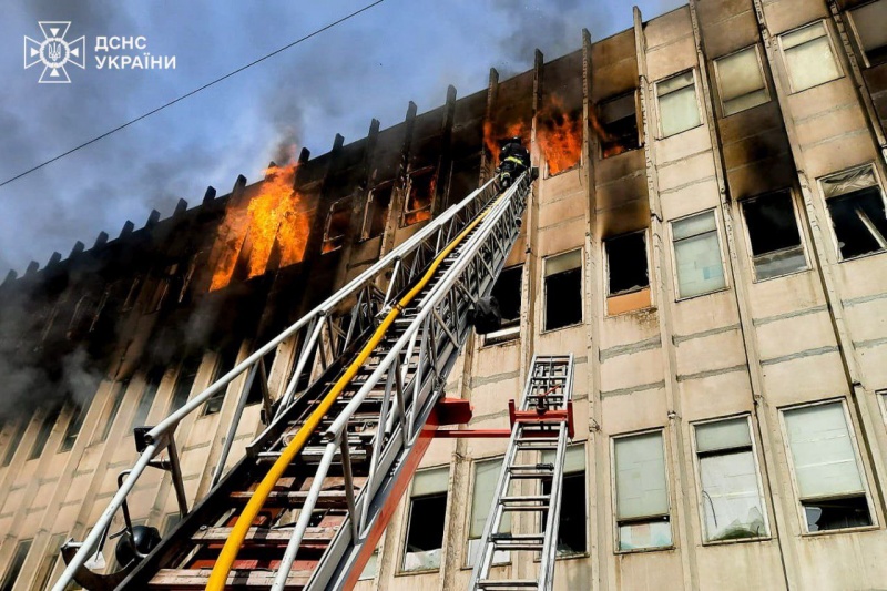 Russian shelling of Kharkiv: Rescuers showcase extinguishing of massive fire
