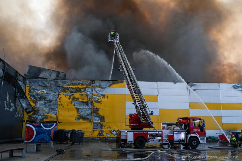 Firefighters and robots tackle massive blaze at Warsaw shopping center