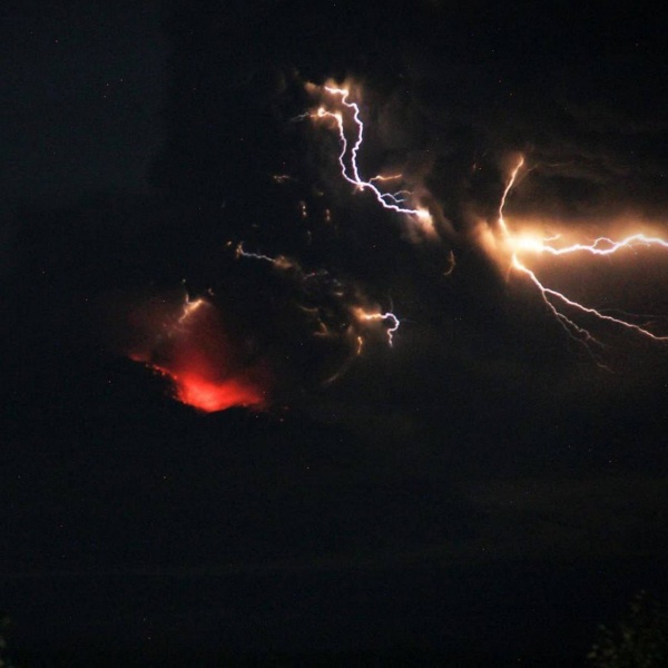 Powerful earthquake occurs in Kamchatka, volcano erupts