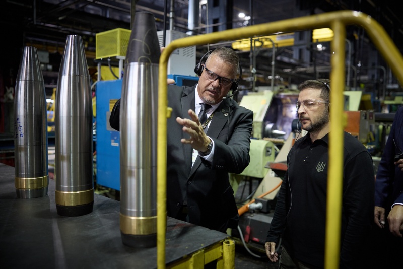Zelenskyy visits factory in US that produces shells for Ukraine