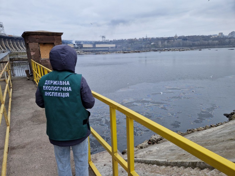 Russian missile attack triggers oil spill at Dnipro HPP