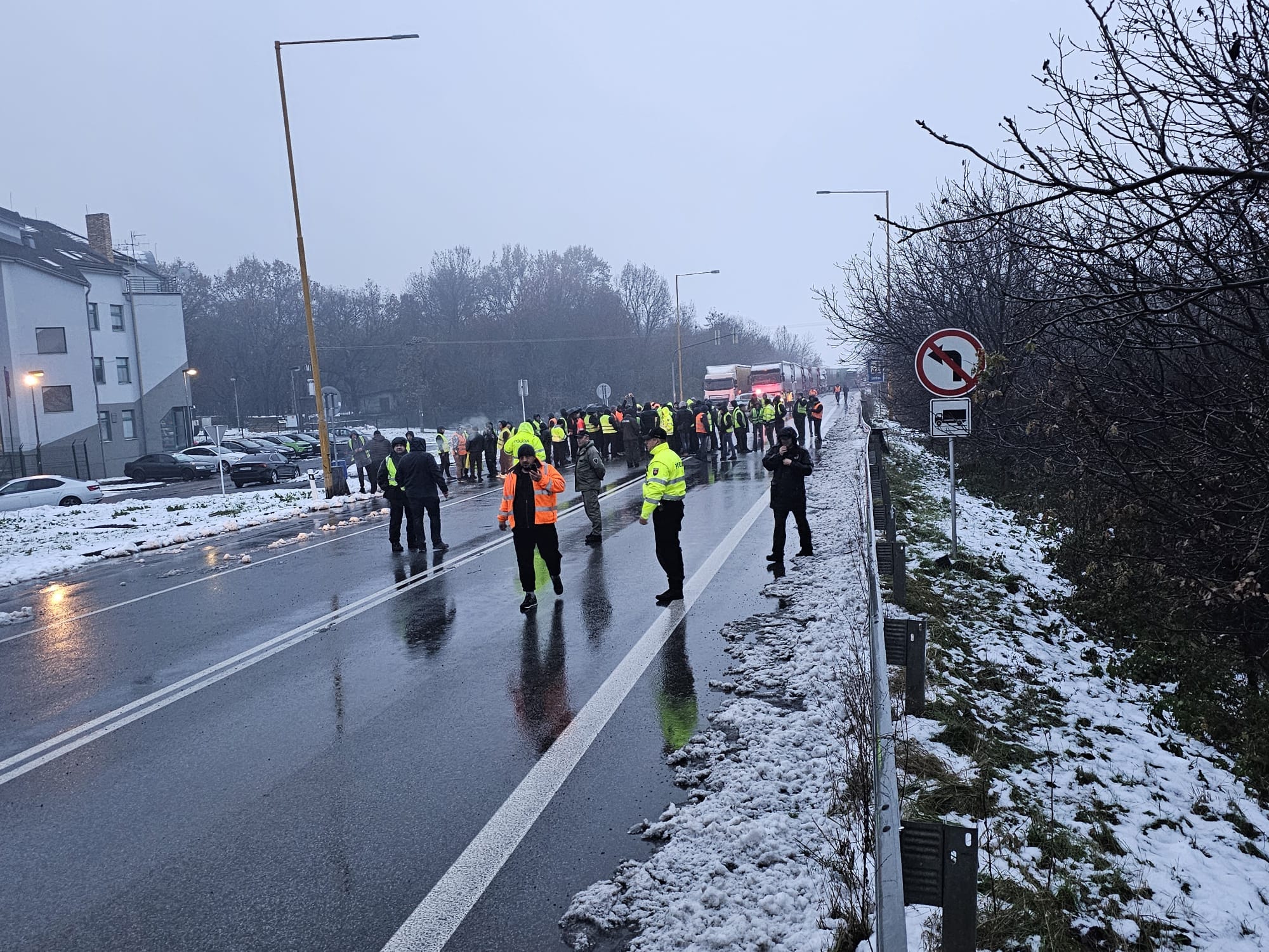 Slovak carriers block border checkpoint with Ukraine