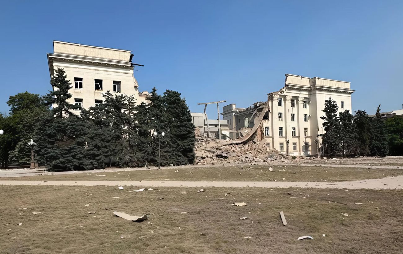 Russian airstrike destroys regional administration building in Kherson, Ukraine