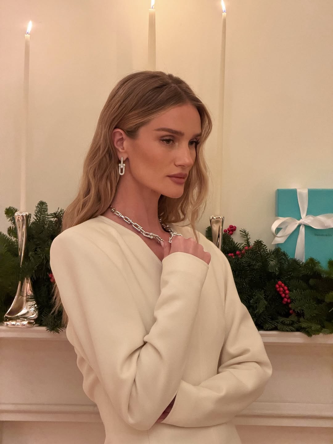 Statham's wife sparkles in flawless outfit: Ideal dress for winter parties