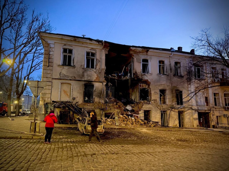 Russia massively strikes Ukraine's Odesa: Residential buildings and dormitory damaged