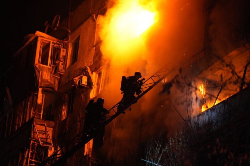 Russia massively strikes Ukraine's Zaporizhzhia: Apartments burned down, 3 people injured