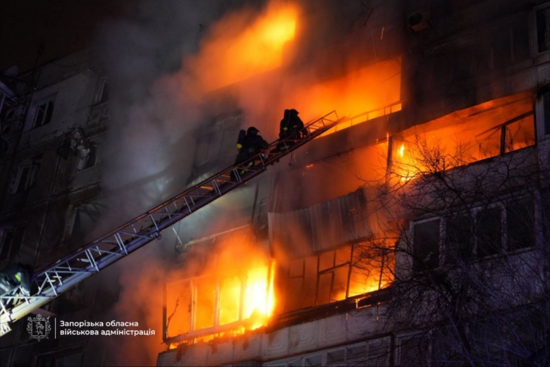 Russia massively strikes Ukraine's Zaporizhzhia: Apartments burned down, 3 people injured