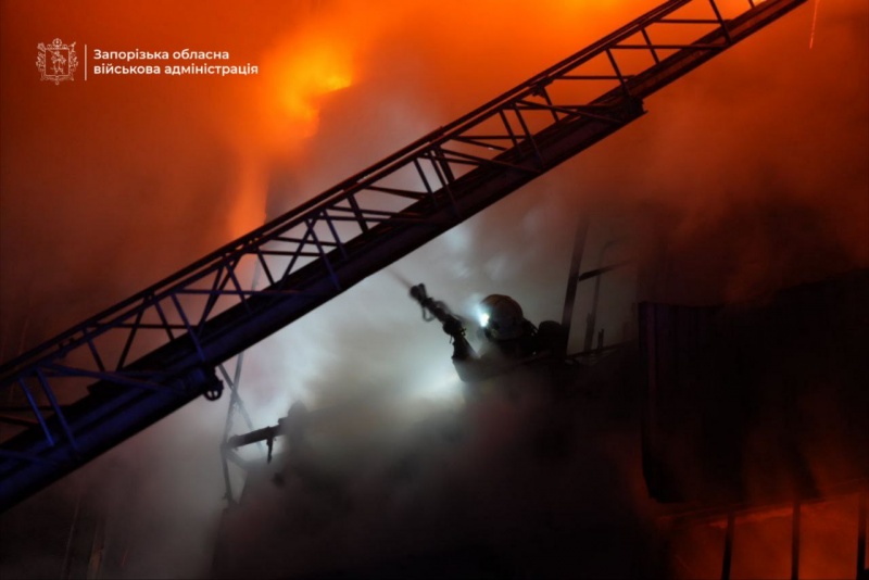 Russia massively strikes Ukraine's Zaporizhzhia: Apartments burned down, 3 people injured