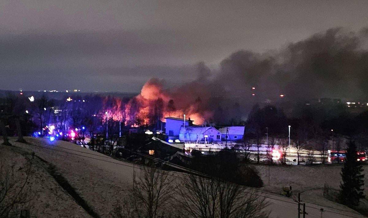 Cargo plane crashes into residential building in Vilnius