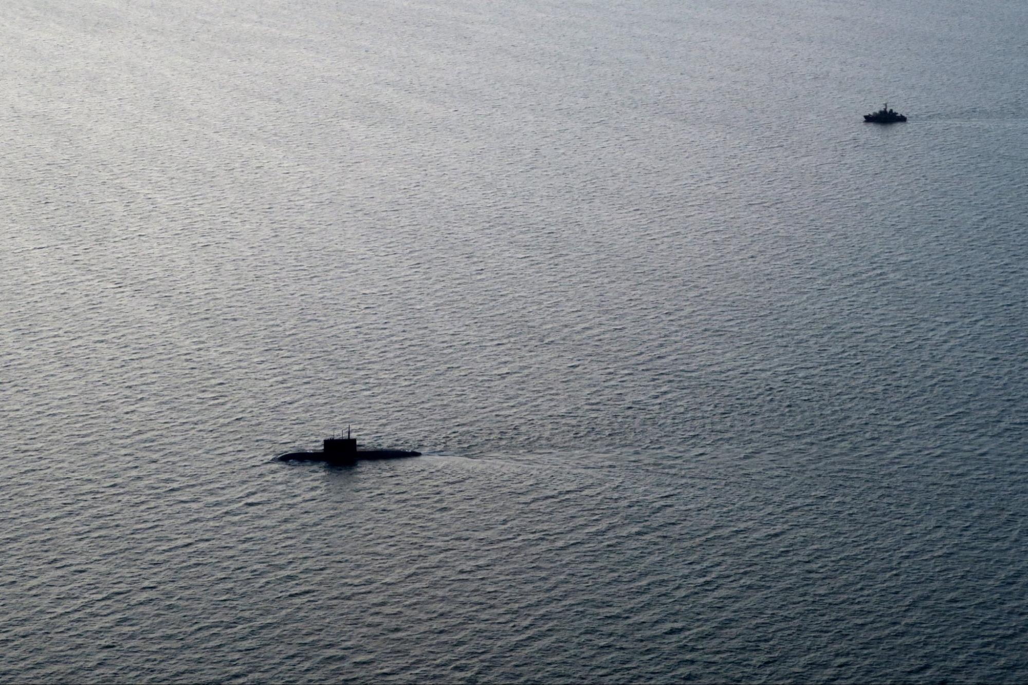 Swedish aircraft and ships follow Russian submarine in Baltic Sea 