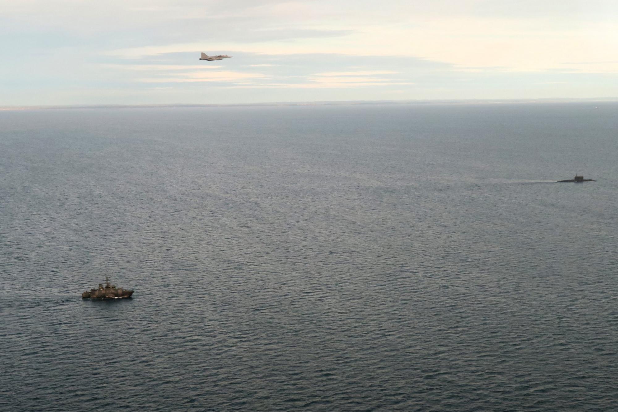 Swedish aircraft and ships follow Russian submarine in Baltic Sea 