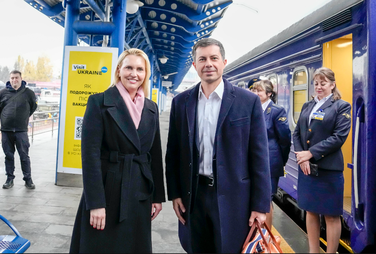 U.S. Transportation Secretary arrives in Kyiv for unannounced visit