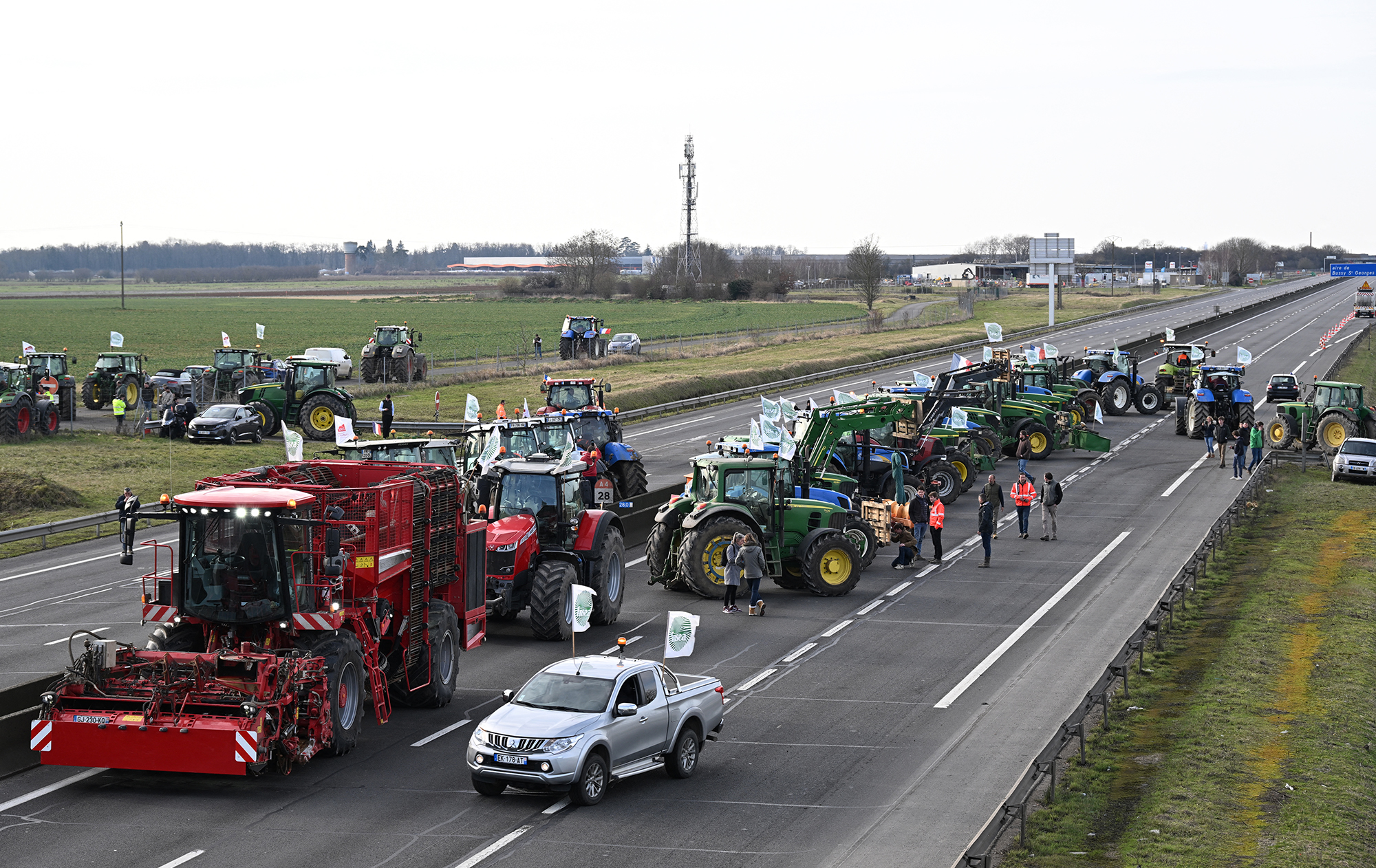Погрози «облоги» Парижа: протести французьких фермерів спонукають уряд діяти на тлі продовольчої кризи в Україні