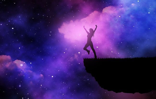 Astrologer’s forecast for August 25: Colors that promise dreams and success