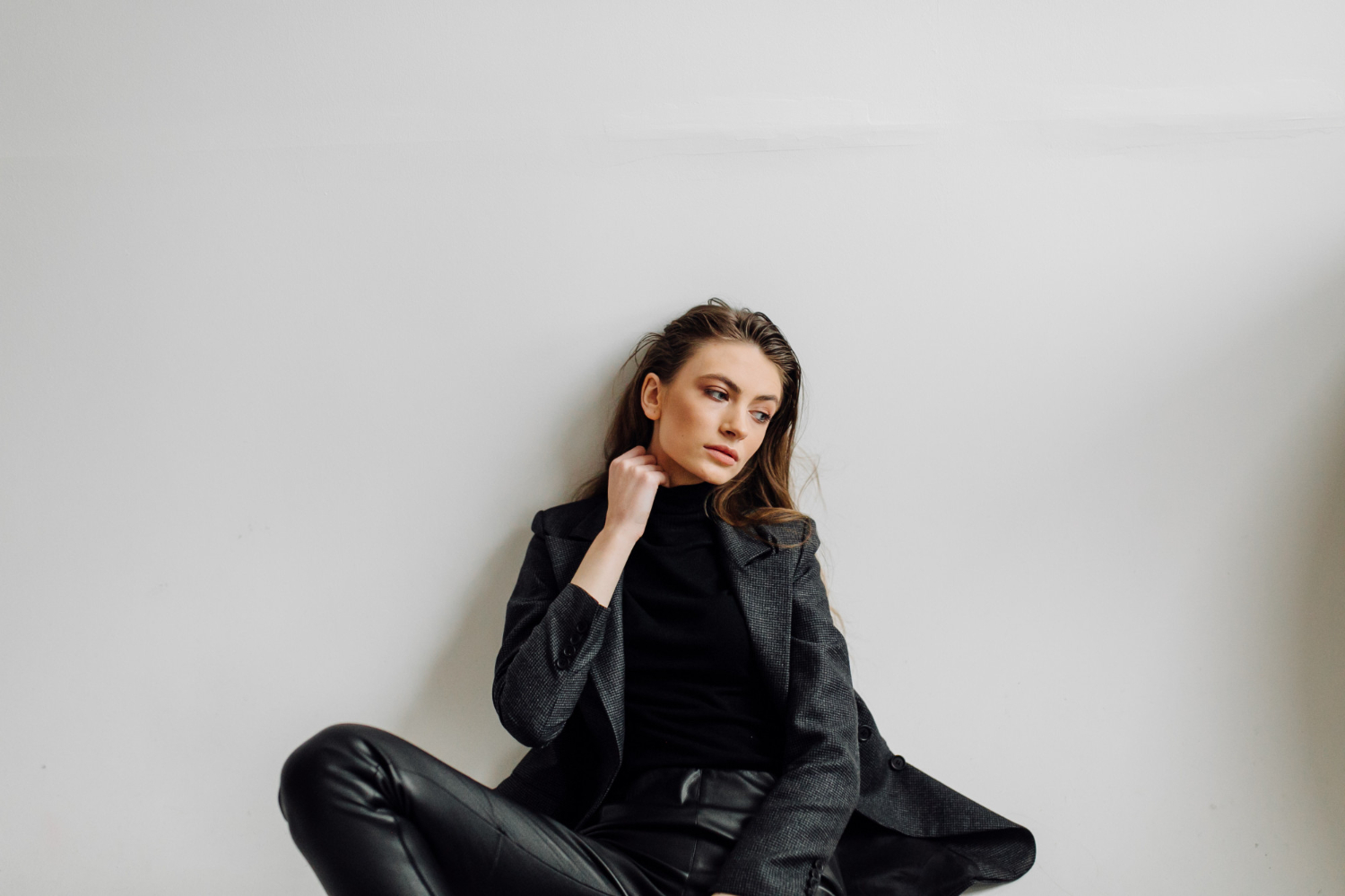 How to choose perfect leather pants and stay trendy: Stylist's tips