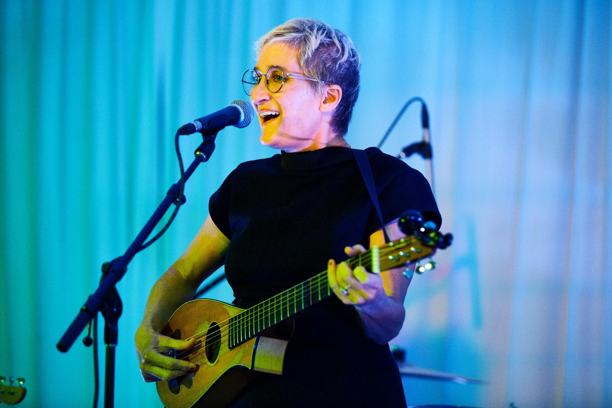 Jill Sobule, 'I Kissed a Girl' singer, dies in house fire at 66