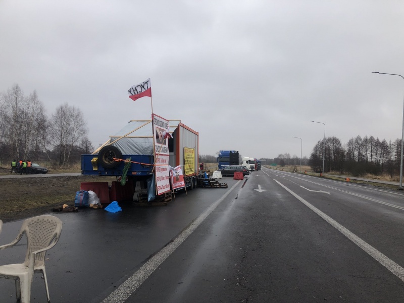 Poles reinforce border blockade and spill Ukrainian grain: Latest