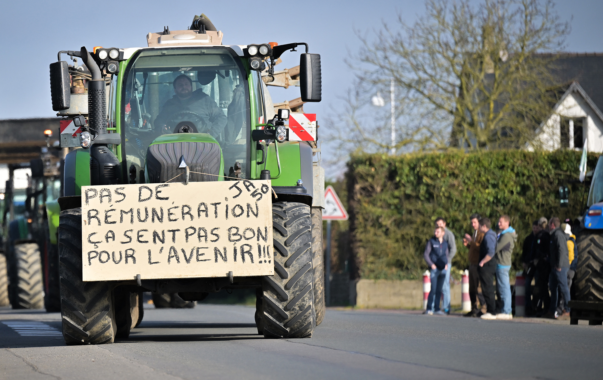 Погрози «облоги» Парижа: протести французьких фермерів спонукають уряд діяти на тлі продовольчої кризи в Україні