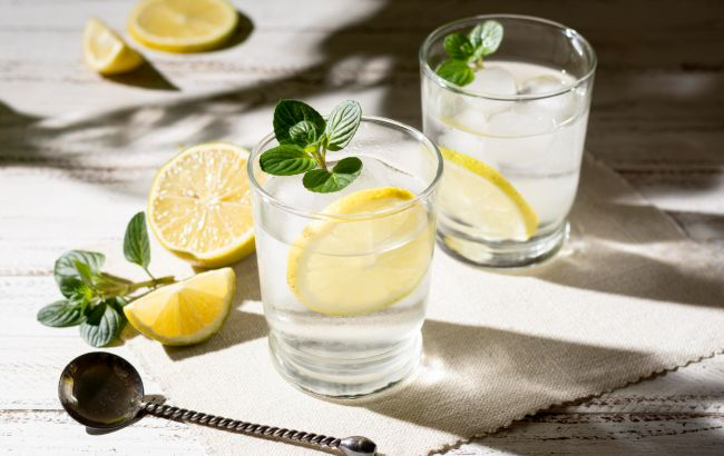How lemon water affects human body