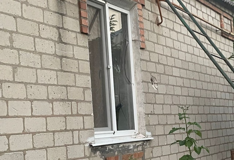 Russian troops strike Nikopol district: Residential buildings damaged and fires reported