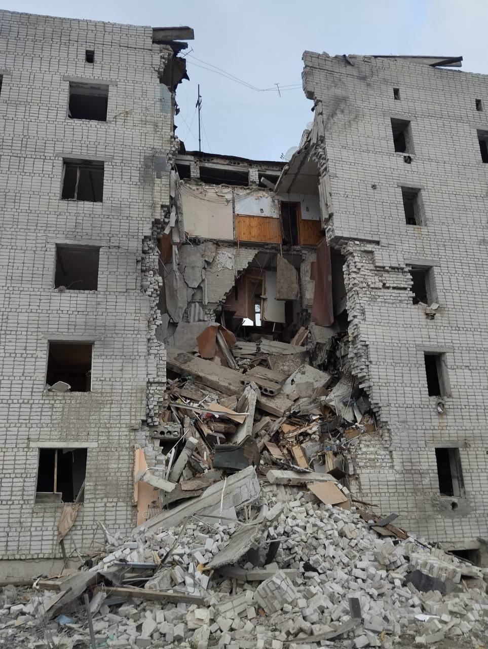 Russia bombs apartment building in Sumy region: People may be trapped under rubble
