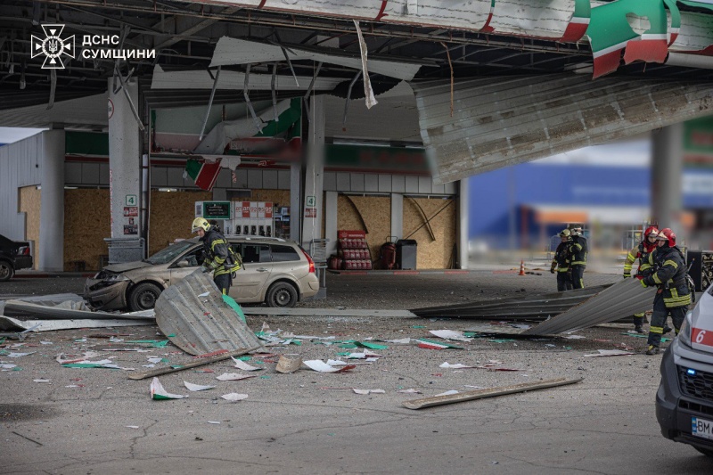 Russia strikes gas station in Sumy with drone: Cars damaged, people injured