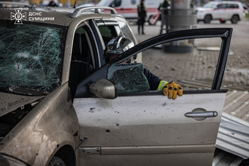 Russia strikes gas station in Sumy with drone: Cars damaged, people injured