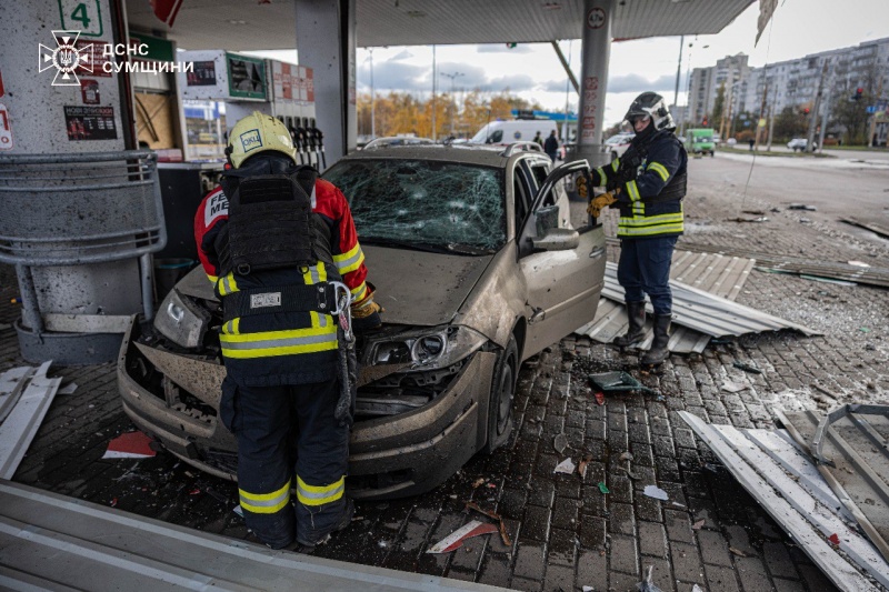 Russia strikes gas station in Sumy with drone: Cars damaged, people injured