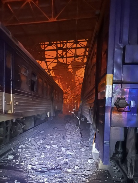Russia strikes railway in Ukraine's Dnipro and Kharkiv region: Casualties and severe damage reported