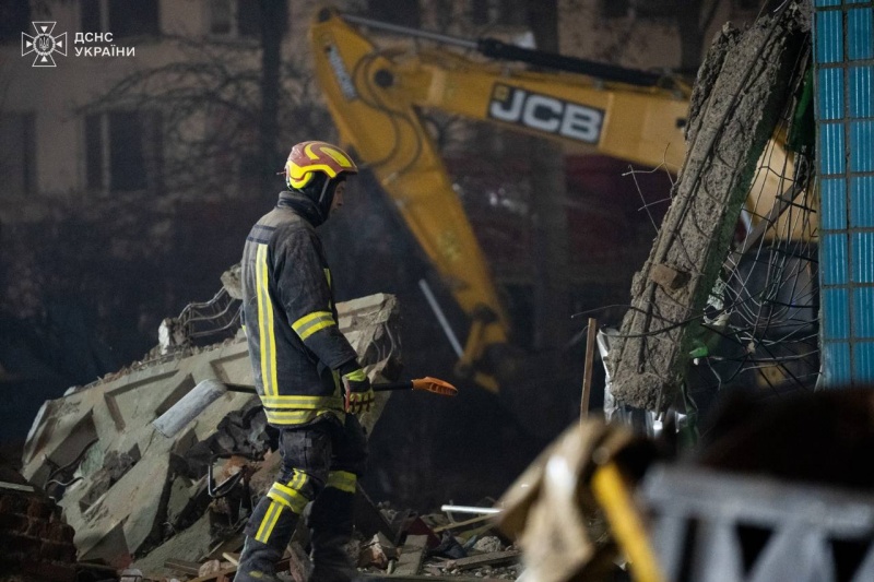 Russian strike on high-rise building in Ukraine's Ternopil: Rescue operations continue