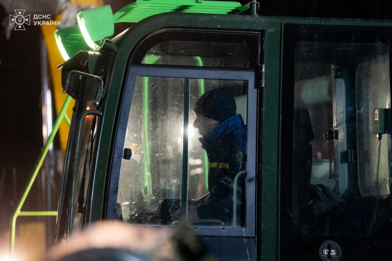 Russian strike on high-rise building in Ukraine's Ternopil: Rescue operations continue