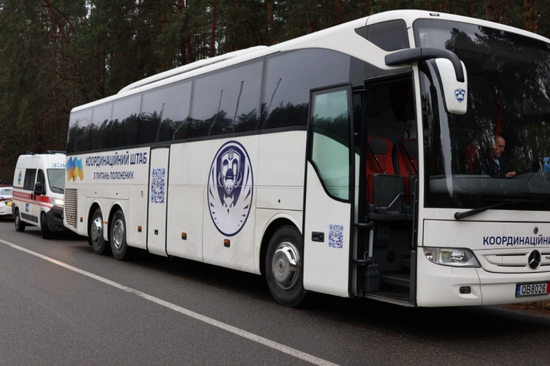 Ukraine brings home 31 civilians freed from Belarusian prisons