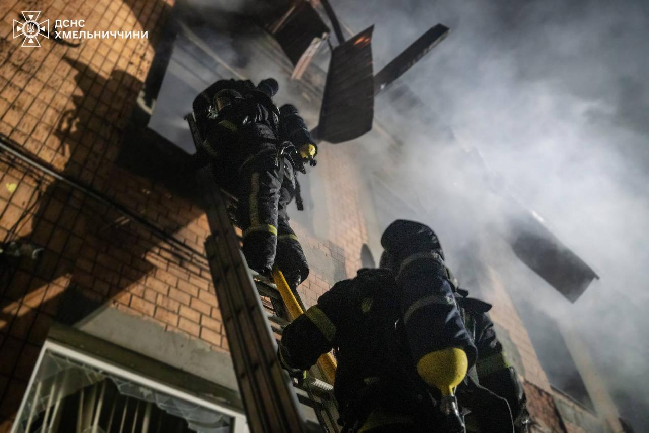 Russia strikes Ukraine's Khmelnytskyi: Massive fire broke out